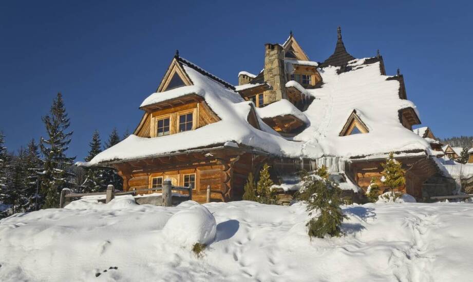 Zalety całorocznych domów w stylu góralskim dla miłośników tradycji