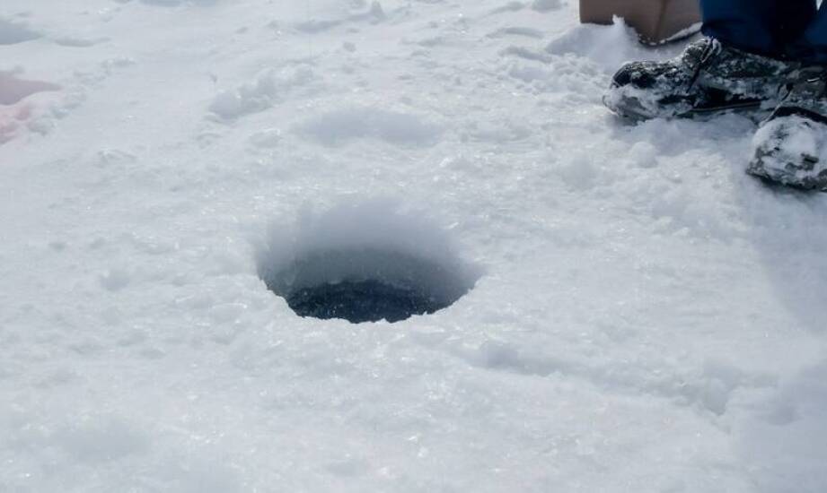 Ciepłe zimowe czapki – dlaczego są niezbędne na mroźnych połowach?