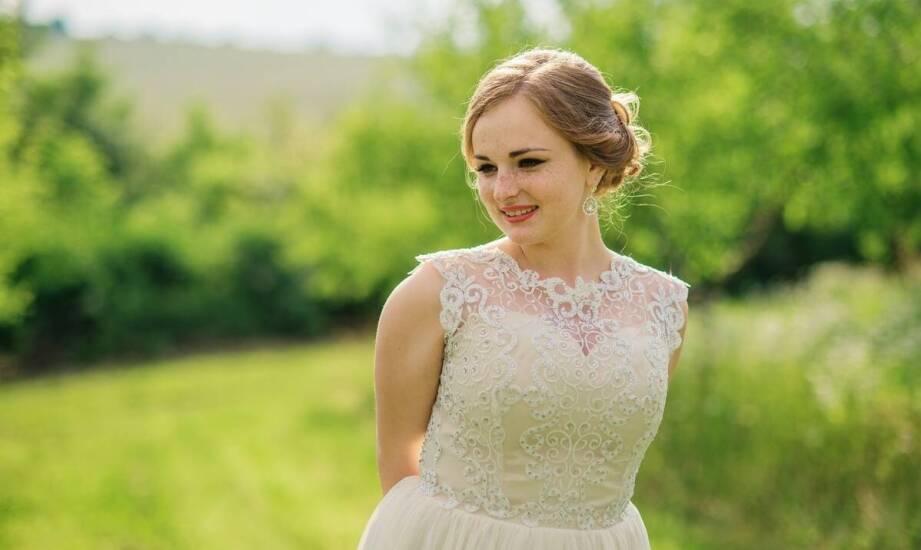 Jak wybrać idealną sukienkę na wesele, która podkreśli Twój charakter wyjątkowy?