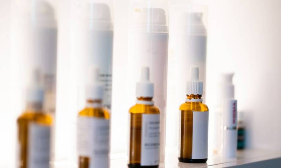 Medyczne peelingi dla starczej skóry – jakie przynoszą korzyści?