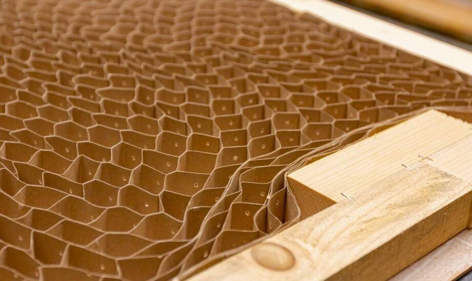 Jakie są zalety stosowania bigowanych przekładek z płyty typu plaster miodu?