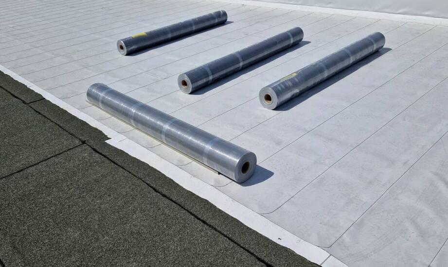 Jak dobrać odpowiednie materiały do konstrukcji płaskiego dachu?