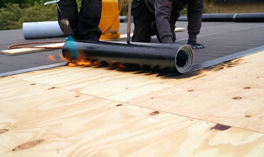 Proces montażu bitumicznych pap na płaskich dachach – co warto wiedzieć?