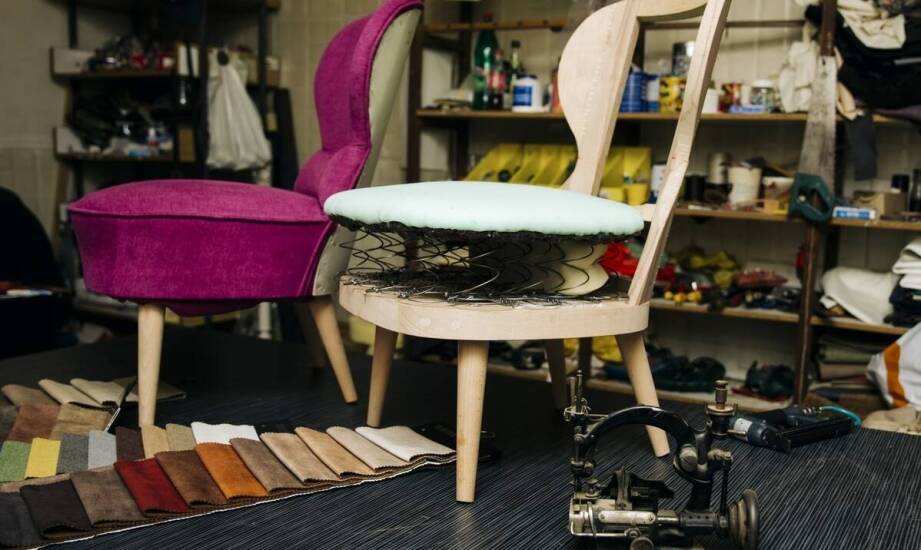 Jak przedłużyć żywotność tapicerowanych krzeseł w biurze?