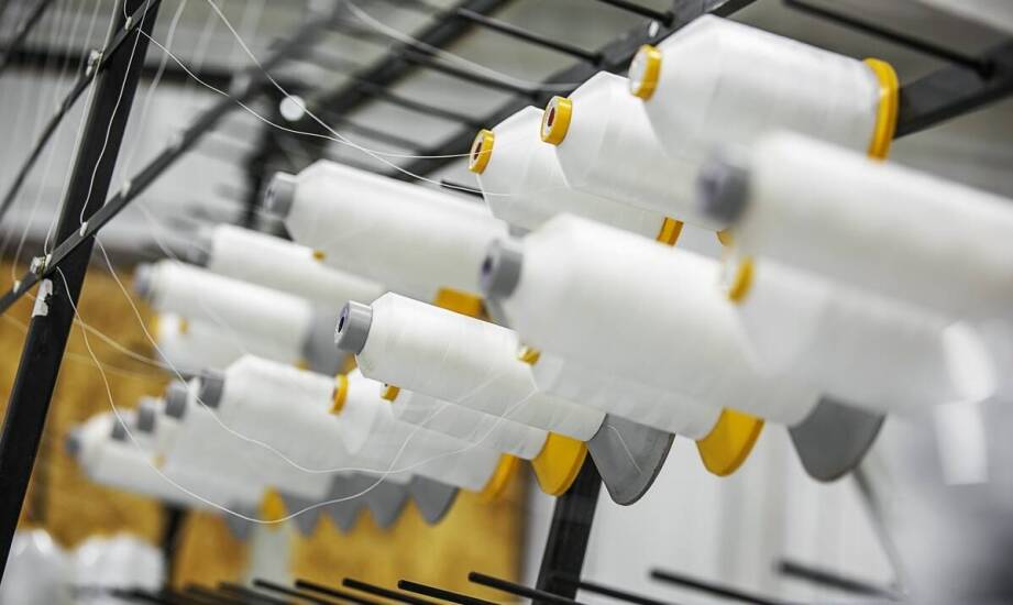 Jakie są najważniejsze techniczne parametry maszynowych nici, które warto znać?