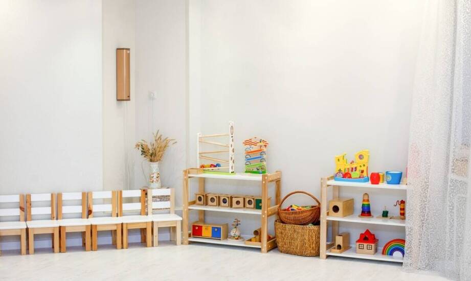 Drewniane zabawki a minimalizm w dziecięcym pokoju