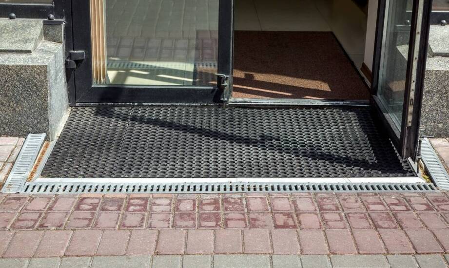 Optymalizacja przestrzeni wejściowej dzięki zastosowaniu aluminiowych wycieraczek systemowych