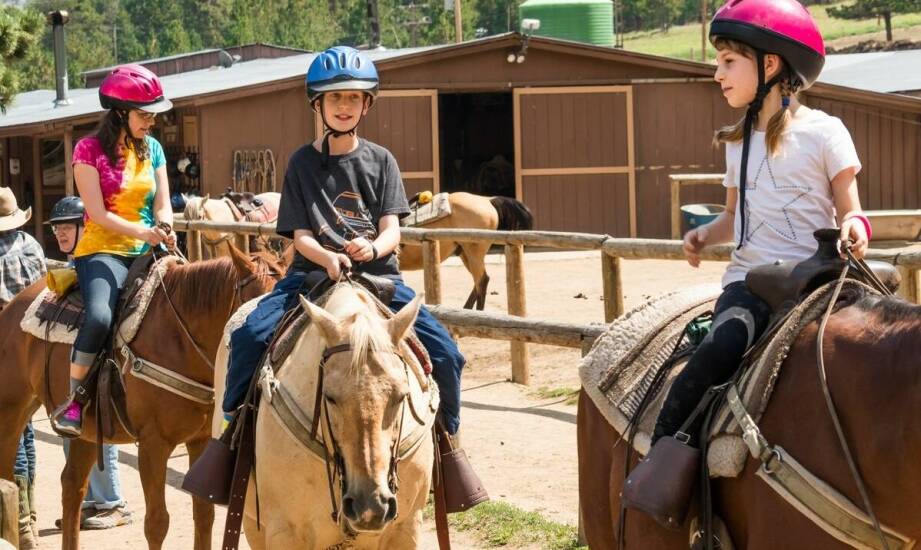 Integracja rówieśników podczas weekendu w siodle dla dzieci.