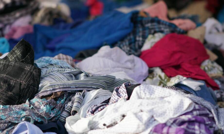 Jakie tkaniny można przekazać do skupu używanej odzieży?