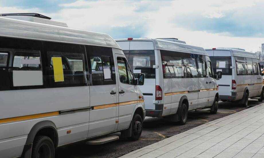 Elastyczne opcje wynajmu busów w Warszawie – co warto wiedzieć przed rezerwacją?