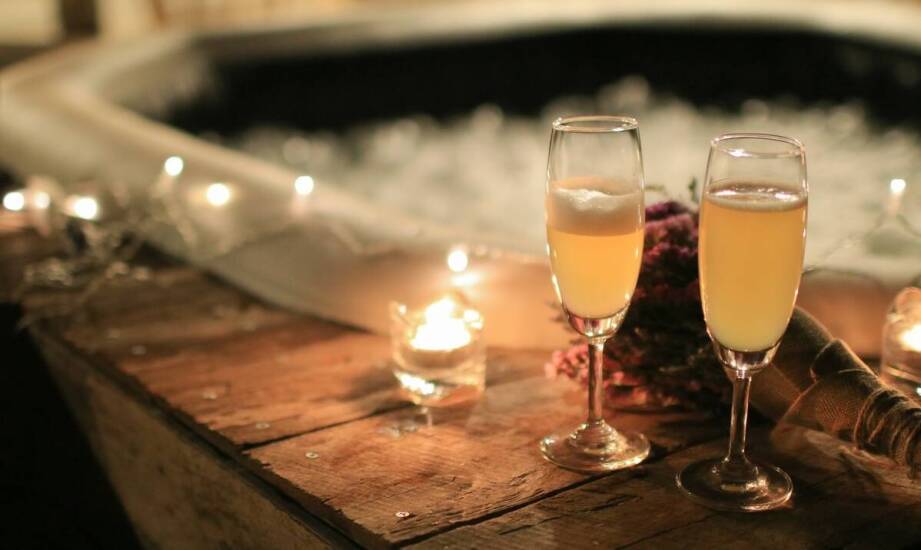 Jakie dodatki warto rozważyć przy organizacji kąpieli w winie na wieczorze kawalerskim?