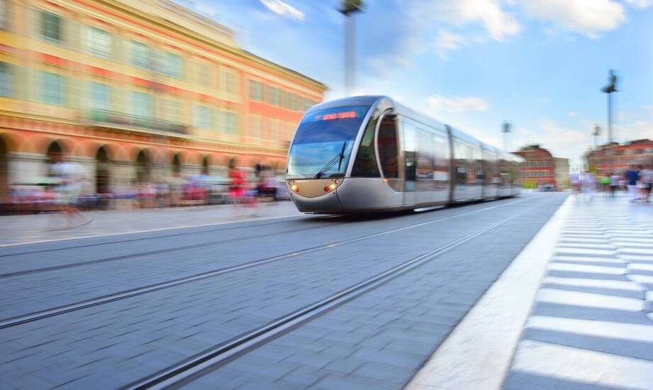 Historia rozwoju miejskiej komunikacji: od pierwszych tramwajów do współczesnych autobusów