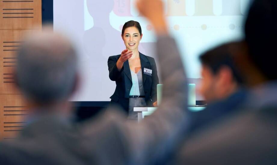 Jakie są zalety korzystania z tłumaczeń in-liaison podczas warsztatów?