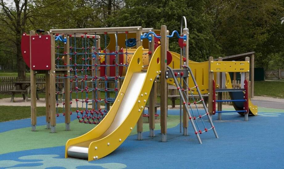 Plac zabaw jako idealna atrakcja dla najmłodszych gości na weselu