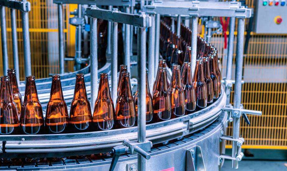 Innowacyjne systemy przenośników w budowie linii rozlewniczych