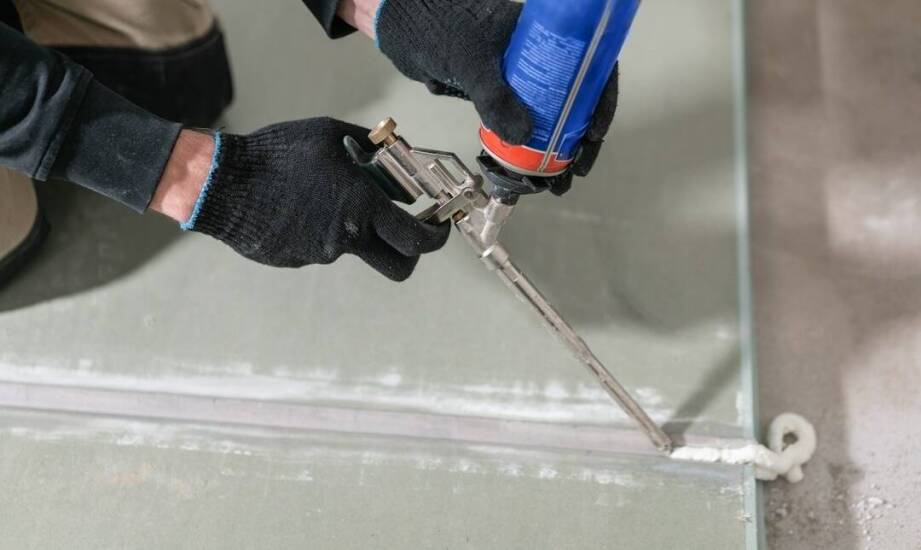 Jak trwale i estetycznie wypełniać dylatacyjne szczeliny w budownictwie?