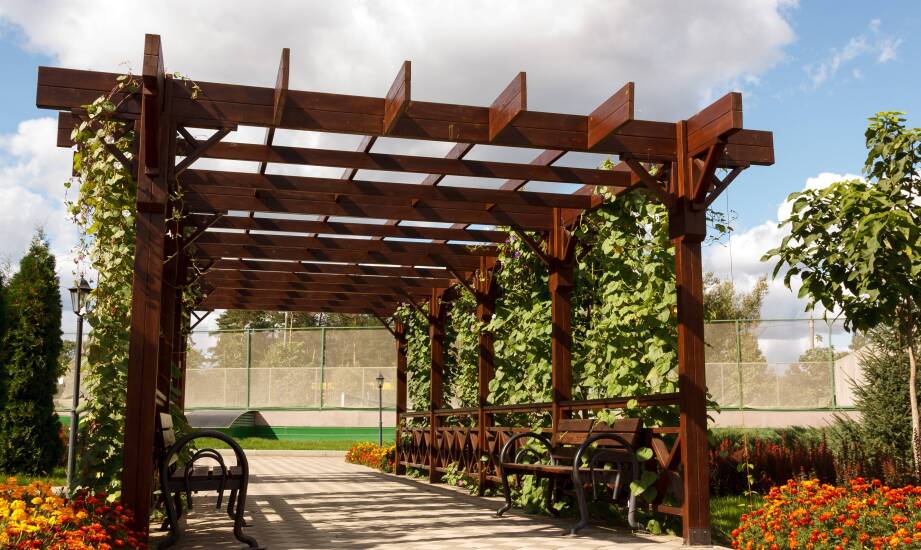 Jakie czynniki warto rozważyć przy wyborze wolnostojącej pergoli?