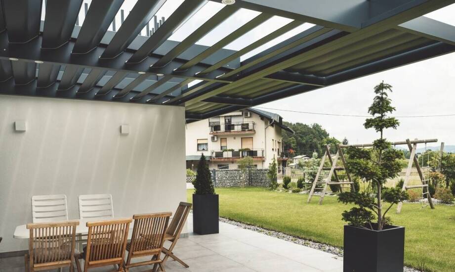 Różnorodność rozwiązań dla stałego zadaszenia na tarasie – co wybrać?