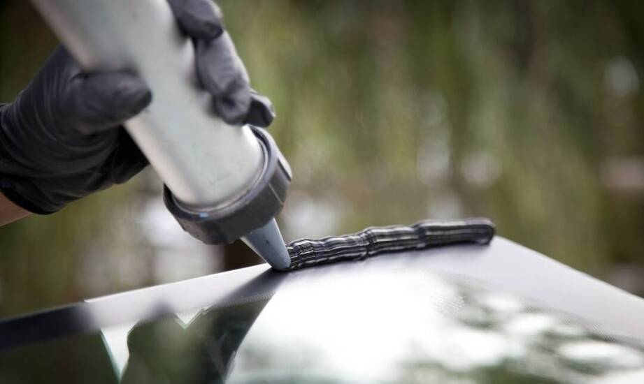 Jak dobrać mocne spoiwo do montażu ciężkich konstrukcyjnych elementów?