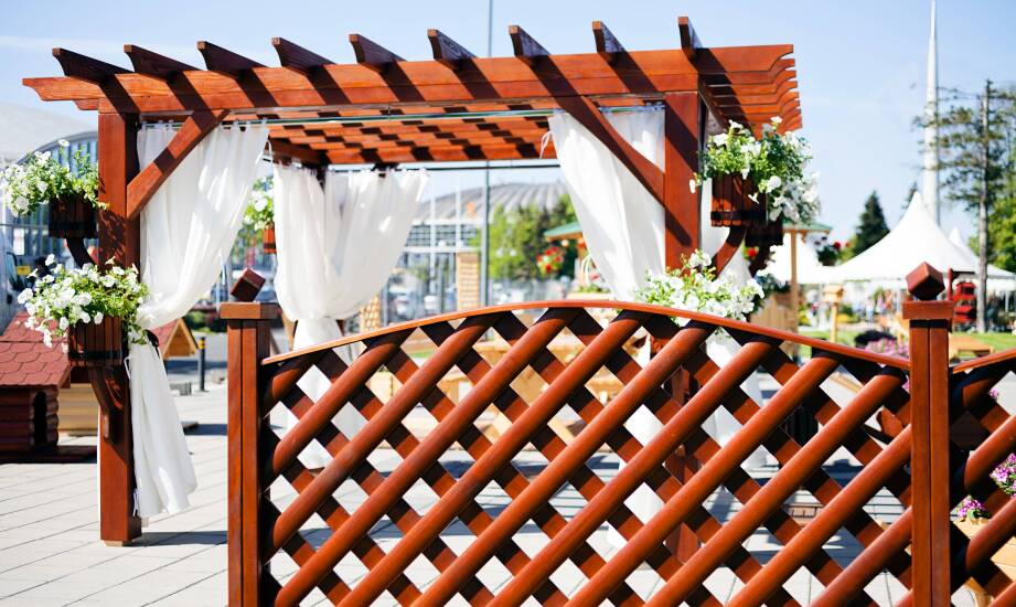 Pergola z rozsuwanym dachem jako dekoracyjny element przestrzeni zewnętrznej