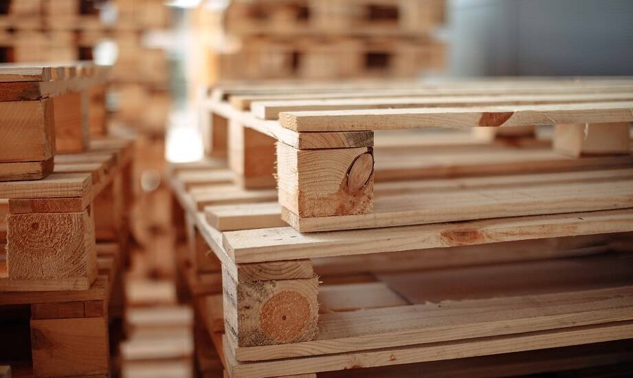 Jak sprzedaż drewnianych palet wpływa na optymalizację logistyki?