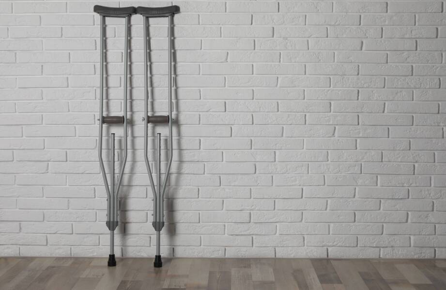 Refundacja z NFZ na ortopedyczne kule: jak złożyć wniosek?