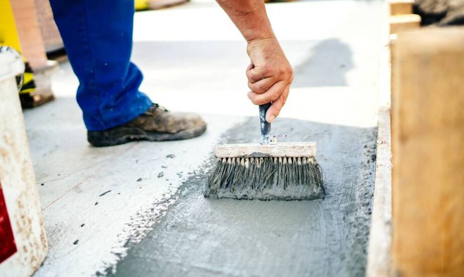 Jak przebiega proces zabezpieczania budynków przed wilgocią?