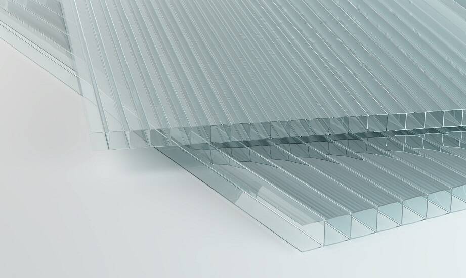 Porównanie komorowych płyt poliwęglanowych z innymi materiałami budowlanymi