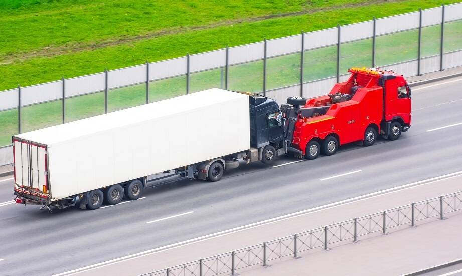 Jakie są zalety korzystania z profesjonalnych usług transportu ciężarowych samochodów?