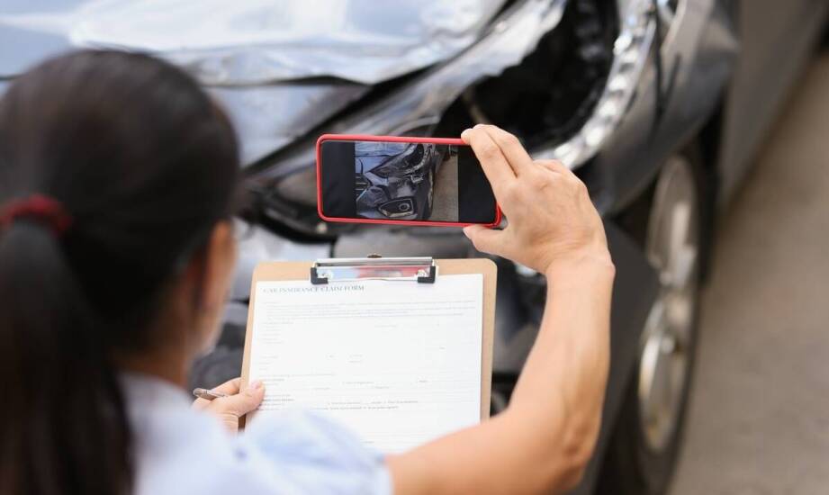 Jakie są etapy procesu uzyskiwania odszkodowania za rzeczowe szkody po wypadku drogowym?