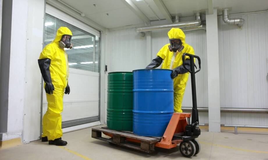 Rola specjalistycznego sprzętu w transporcie i odbiorze materiałów niebezpiecznych