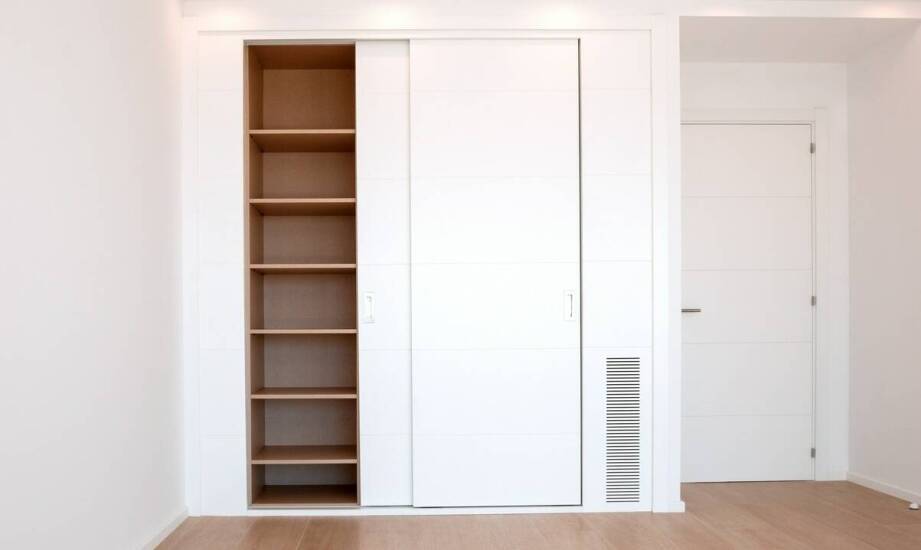 Jakie są korzyści z wyboru białej szafy do aranżacji minimalistycznych?