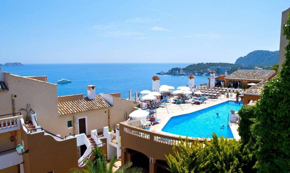 Wypoczynek nad morzem: korzyści z wyboru hotelu z basenem