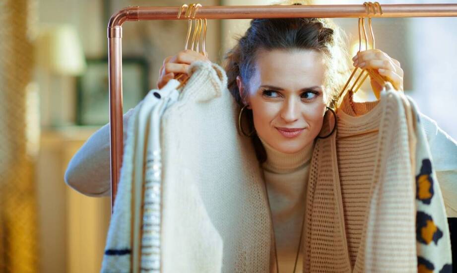 Różnorodność swetrów i tunik w ofercie dla każdej kobiety.