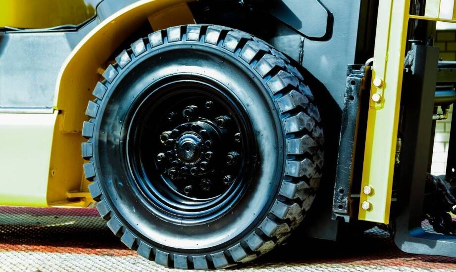 Czy warto inwestować w premium opony do wózków widłowych?