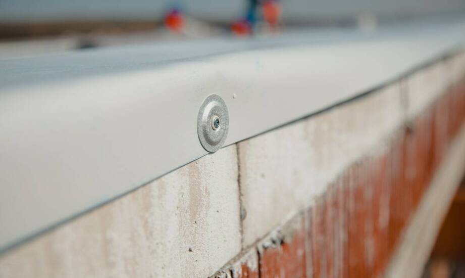 Jakie montażowe akcesoria wybrać do ogrodzeń na betonowych podmurówkach?