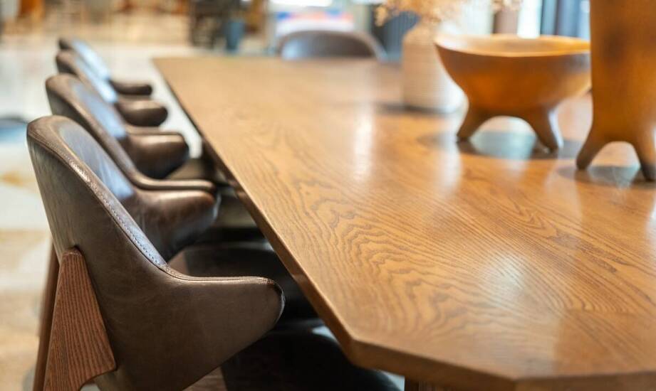 Drewniane krzesła w odcieniu palisander – elegancki wybór na lata