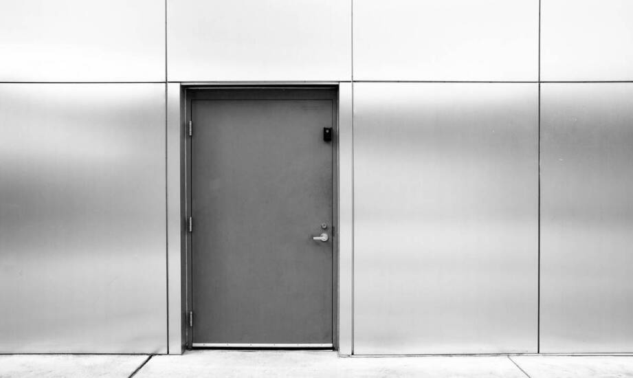 Wpływ materiałów na trwałość ażurowych drzwi do komórek lokatorskich