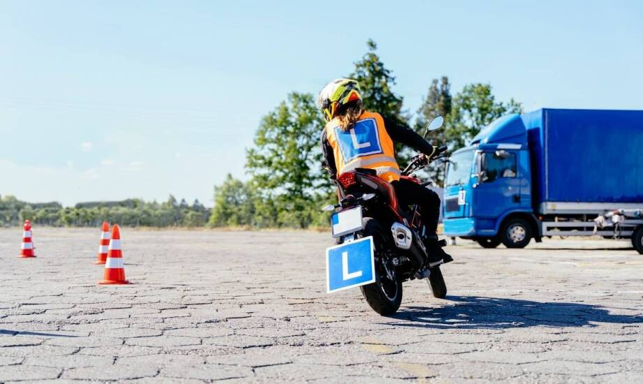 Praktyczne zajęcia na motocyklu: co oferuje szkoła jazdy?