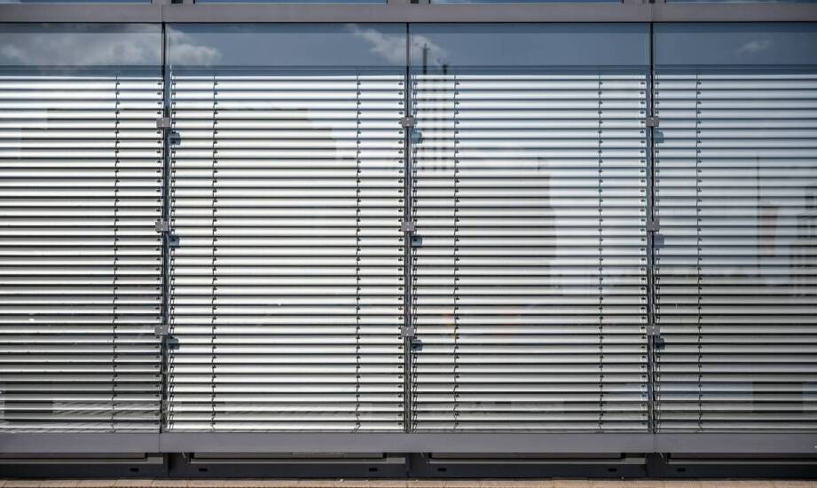 Zewnętrzne żaluzje fasadowe – jakie czynniki wpływają na ich cenę?