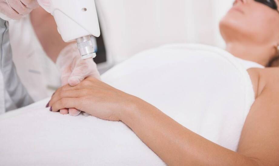 Jakie narzędzia są używane w nowoczesnej dermatologii do usuwania znamion barwnikowych?