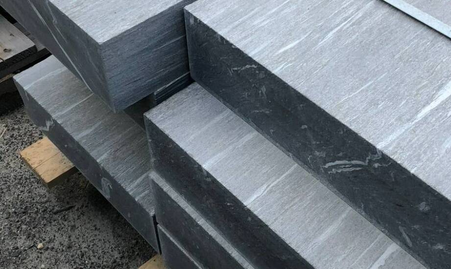 Jak dobrać grubość kwarcowych płyt do zastosowania na zewnątrz?