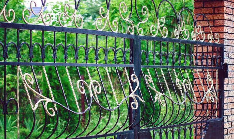 Wpływ różnych materiałów na estetykę i funkcjonalność furtek.