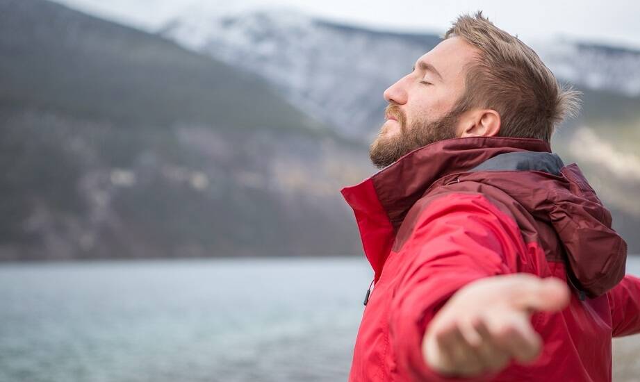 Męska kurtka sztormiak a jej rola w zapewnieniu komfortu i bezpieczeństwa na wodzie