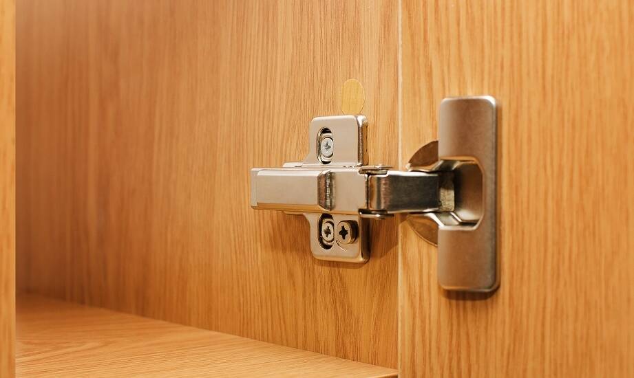 Nowoczesne rozwiązania w produkcji meblowych okuć – co warto wiedzieć?