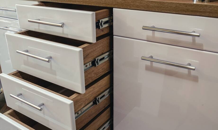 Jakie znaczenie mają technologiczne innowacje dla producentów meblowych okuć?