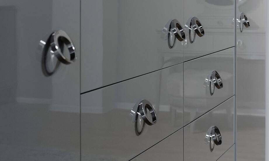 Wpływ designu meblowych okuć na estetykę wnętrz