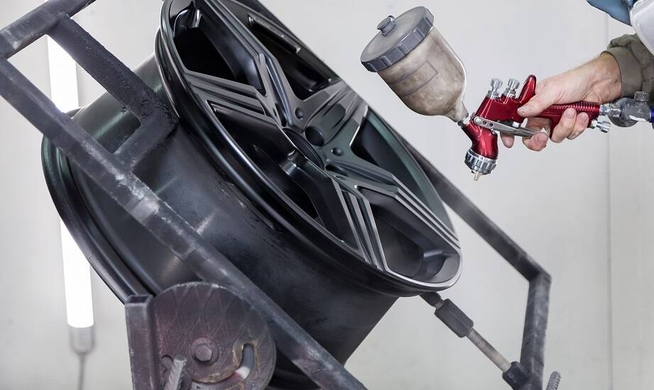 Jak wybrać najlepszą farbę do aluminiowych felg w kontekście odporności mechanicznej?