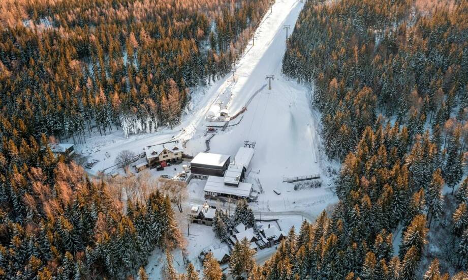 Jakie zimowe atrakcje oferuje ośrodek wypoczynkowy w Radawie?