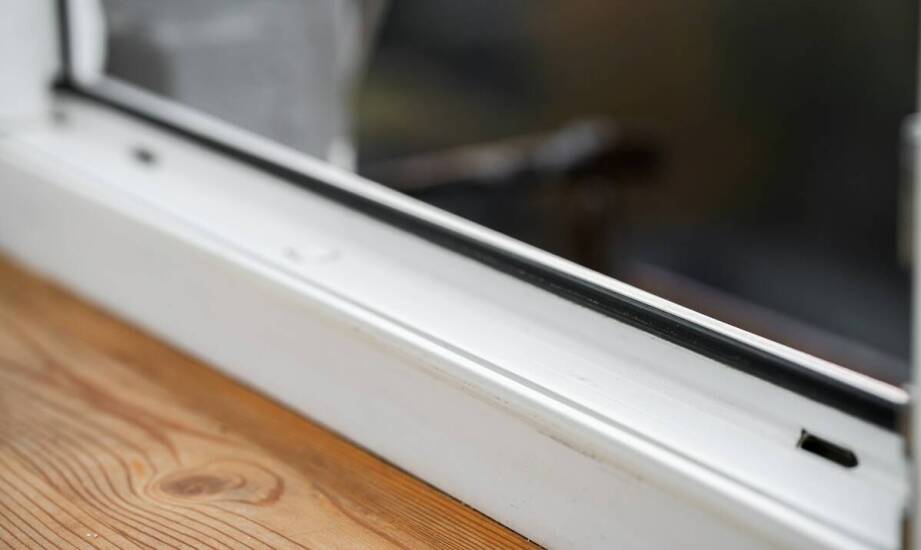 Zalety wyboru stałej ościeżnicy do drzwi przylgowych i bezprzylgowych